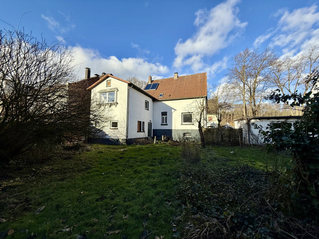 Rückansicht Wohnhaus mit Garten